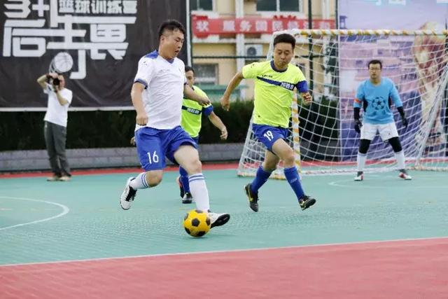 哈登23+11库里两次崴脚提前伤退 快船力克勇士